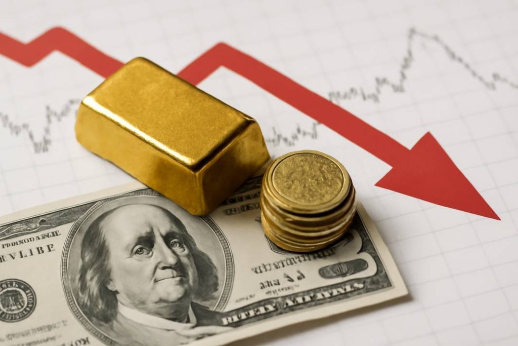 کاهش قیمت طلا به‌واسطه تقویت دلار و انتظارات افزایش نرخ بهره